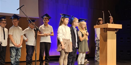 Powiększ grafikę: akt-pasowania-652485.jpg