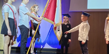 Powiększ grafikę: akt-pasowania-652490.jpg