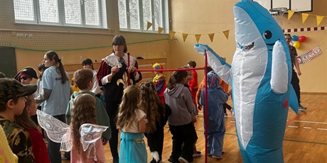 Powiększ grafikę: bal-karnawalowy-676181.jpg