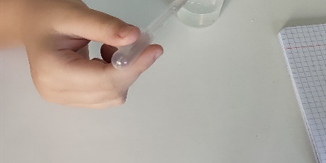 🔬 Chemia w praktyce – młodzi badacze w akcji! 🧪