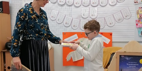 Powiększ grafikę: grono-czytelnikow-670783.jpg