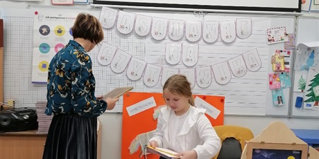 Powiększ grafikę: grono-czytelnikow-670787.jpg