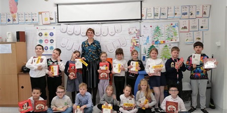 Powiększ grafikę: grono-czytelnikow-670789.jpg