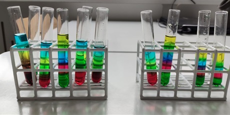 Powiększ grafikę: lekcja-chemii-555376.jpg