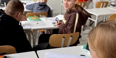 Powiększ grafikę: lekcja-z-zywymi-dzdzownicami-w-roli-glownej-652508.jpg