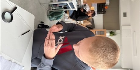 Powiększ grafikę: lekcja-z-zywymi-dzdzownicami-w-roli-glownej-652509.jpg