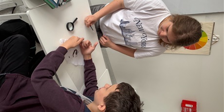 Powiększ grafikę: lekcja-z-zywymi-dzdzownicami-w-roli-glownej-652511.jpg