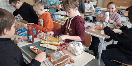 Powiększ grafikę: lekcje-techniki-w-klasie-va-zajecia-praktyczne-kulinarne-649353.jpg
