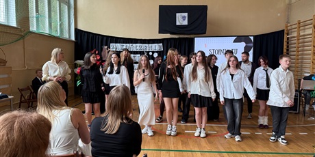 Powiększ grafikę: pozegnanie-klas-osmych-631497.jpg