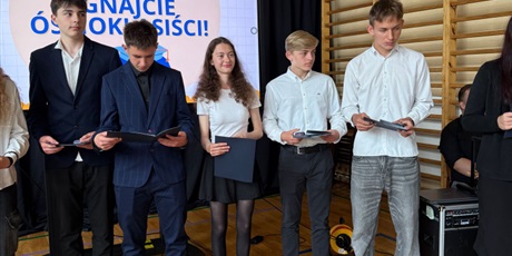 Powiększ grafikę: pozegnanie-klas-osmych-631506.jpg