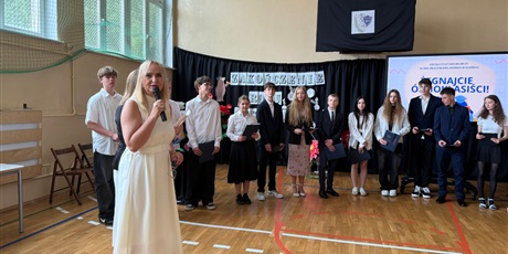 Powiększ grafikę: pozegnanie-klas-osmych-631512.jpg