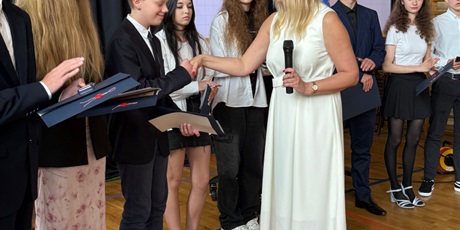 Powiększ grafikę: pozegnanie-klas-osmych-631513.jpg