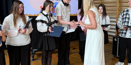 Powiększ grafikę: pozegnanie-klas-osmych-631516.jpg