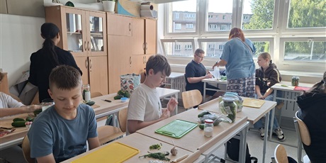 Powiększ grafikę: przetwory-z-sezonowych-owocow-i-warzyw-648243.jpg