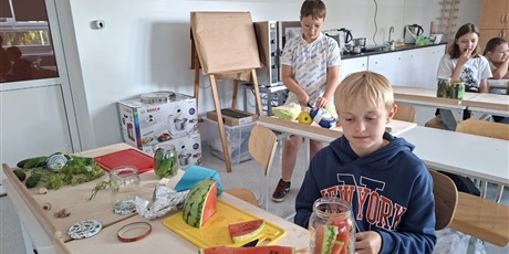 Powiększ grafikę: przetwory-z-sezonowych-owocow-i-warzyw-648255.jpg