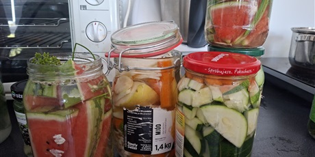 Powiększ grafikę: przetwory-z-sezonowych-owocow-i-warzyw-648257.jpg