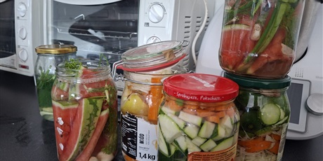 Powiększ grafikę: przetwory-z-sezonowych-owocow-i-warzyw-648267.jpg