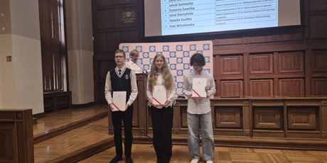 Powiększ grafikę: uczennica-naszej-szkoly-zdobyla-tytul-laureatki-wojewodzkiego-konkursu-jezyka-polskiego-612159.jpg
