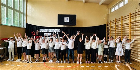 Powiększ grafikę: uroczyste-zakonczenie-roku-szkolnego-klas-0-3-631530.jpg