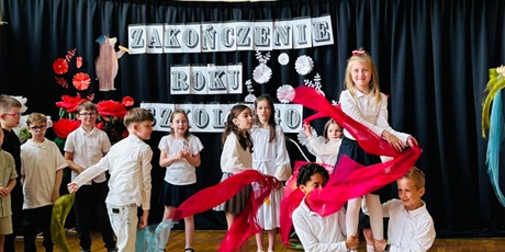 Powiększ grafikę: uroczyste-zakonczenie-roku-szkolnego-klas-0-3-631535.jpg