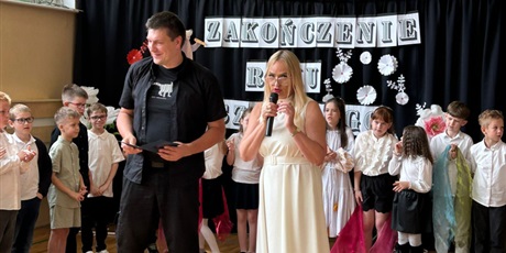 Powiększ grafikę: uroczyste-zakonczenie-roku-szkolnego-klas-0-3-631540.jpg