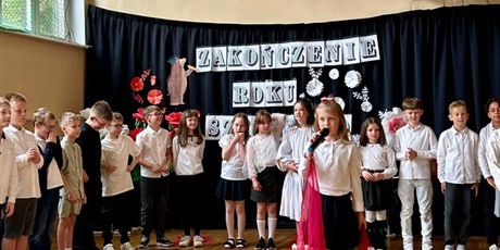 Powiększ grafikę: uroczyste-zakonczenie-roku-szkolnego-klas-0-3-631545.jpg