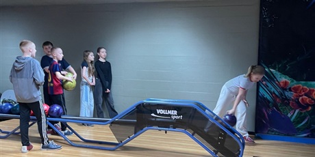 Powiększ grafikę: wyjscie-na-kregle-656507.jpg