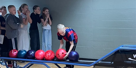 Powiększ grafikę: wyjscie-na-kregle-656510.jpg