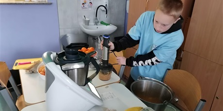 Powiększ grafikę: zdrowi-byc-chcemy-soki-pijemy-660352.jpg