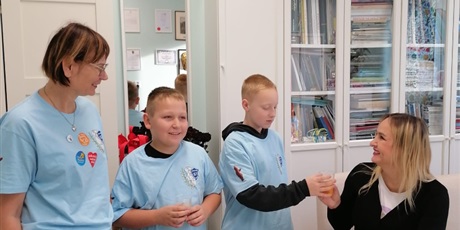 Powiększ grafikę: zdrowi-byc-chcemy-soki-pijemy-660354.jpg